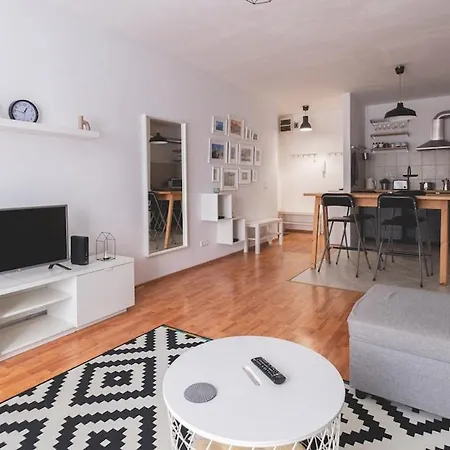 Cozy & Colorful Downtown Escape