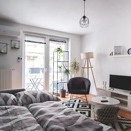 Cozy & Colorful Downtown Escape Budapeszt