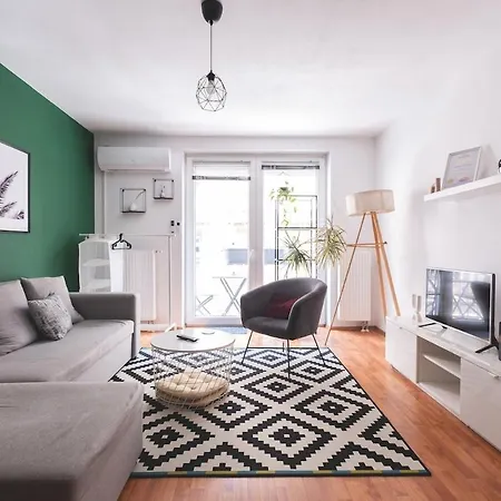 Cozy & Colorful Downtown Escape *