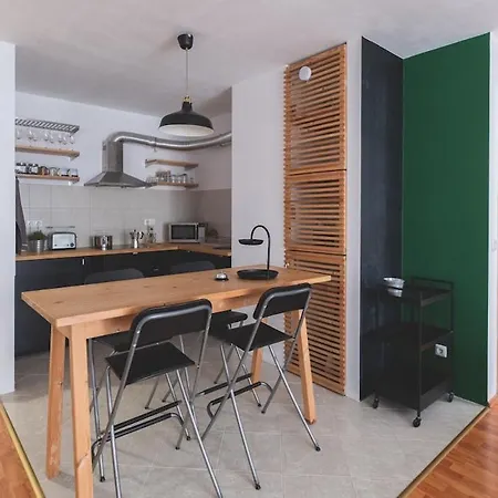 Cozy & Colorful Downtown Escape Appartamento *