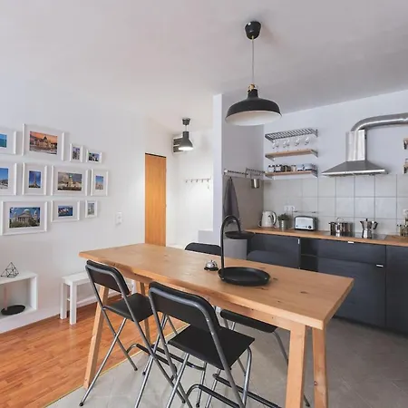 Cozy & Colorful Downtown Escape *