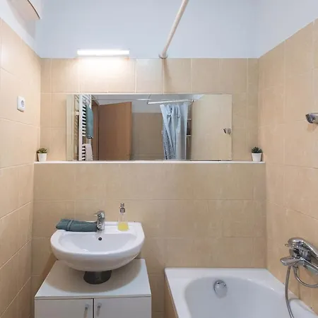 Cozy & Colorful Downtown Escape