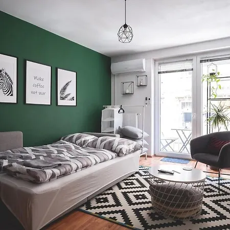 Cozy & Colorful Downtown Escape Budapeste