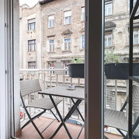 Cozy & Colorful Downtown Escape * Budapeste