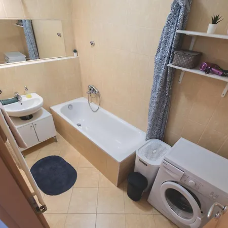 Cozy & Colorful Downtown Escape