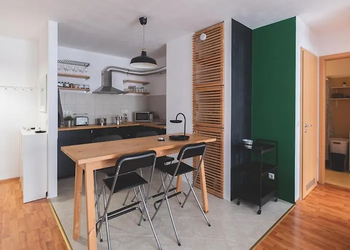 Cozy & Colorful Downtown Escape Lejlighed *