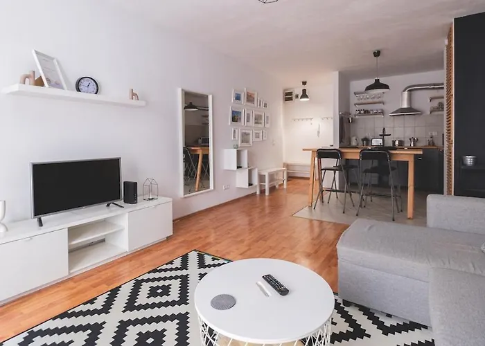 Cozy & Colorful Downtown Escape