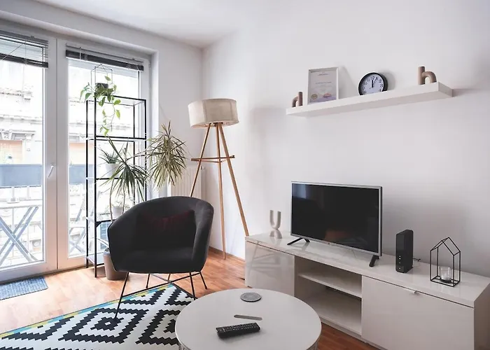 아파트 Cozy & Colorful Downtown Escape