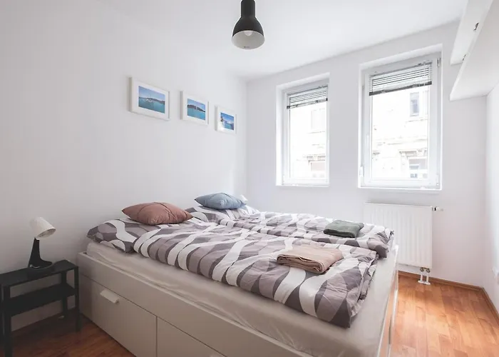 Cozy & Colorful Downtown Escape 아파트