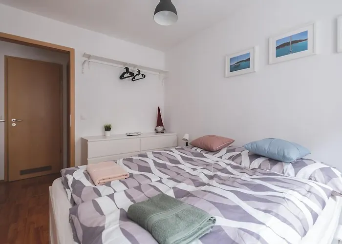 아파트 Cozy & Colorful Downtown Escape
