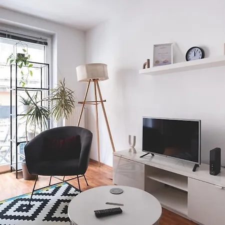 Apartment Cozy & Colorful Downtown Escape